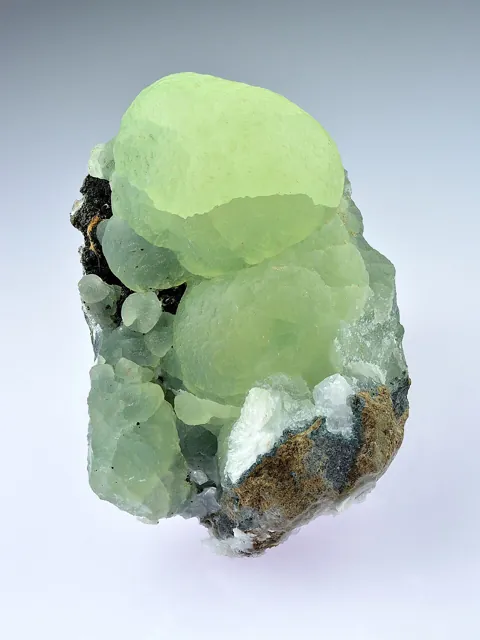 Prehnite (Ca₂Al₂Si₃O₁₀(OH)₂) : minéral de la famille « silicates (inosilicates) », système orthorhombique, dureté 6 à 6,5 (Mohs), couleurs : vert pâle, vert jaune, blanc, gris