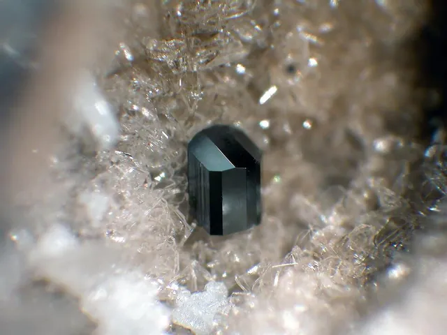 Pseudobrookite (Fe₂TiO₅) : minéral de la famille « oxydes et hydroxydes », système orthorhombique, dureté 6 (Mohs), couleurs : noir brun, noir
