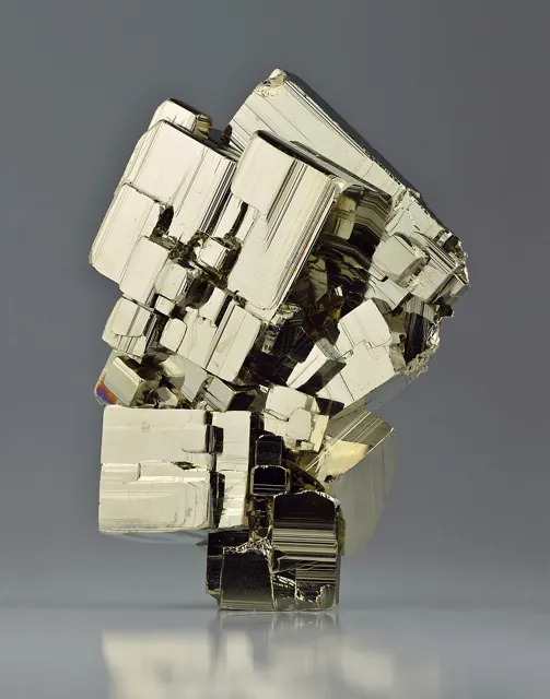 Pyrite (FeS₂) : minéral de la famille « sulfures et sulfosels », système cubique, dureté 6 à 6,5 (Mohs), couleurs : jaune laiton pâle