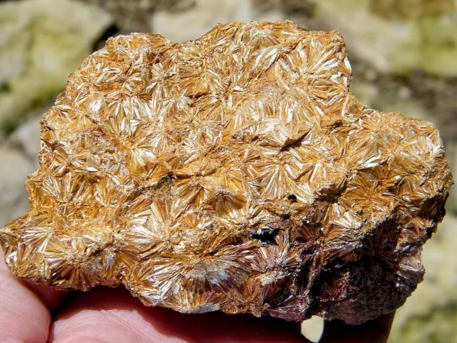 Pyrophyllite (Al₂Si₄O₁₀(OH)₂) : minéral de la famille « silicates (phyllosilicates) », système monoclinique, dureté 1 à 2 (Mohs), couleurs : blanc, jaune, vert pâle, gris