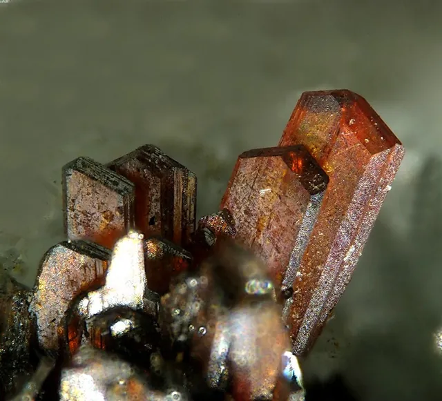 Pyrostilpnite (Ag₃SbS₃) : minéral de la famille « sulfures et sulfosels », système monoclinique, dureté 2 (Mohs), couleurs : rouge hyacinthe