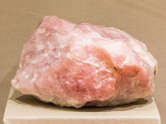 Quartz rose (SiO₂) : minéral de la famille « oxydes et hydroxydes », système trigonal, dureté 7 (Mohs), couleurs : rose pâle, rose