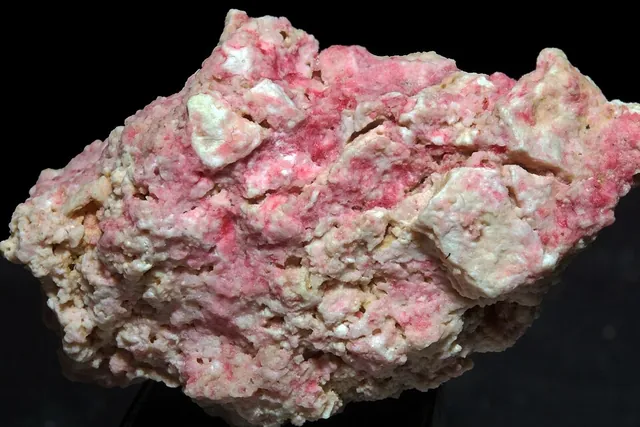 Quincyte (SiO₂·nH₂O) : minéral de la famille « oxydes et hydroxydes », système amorphe, dureté 5,5 à 6 (Mohs), couleurs : rose, rose carmin, rose brun