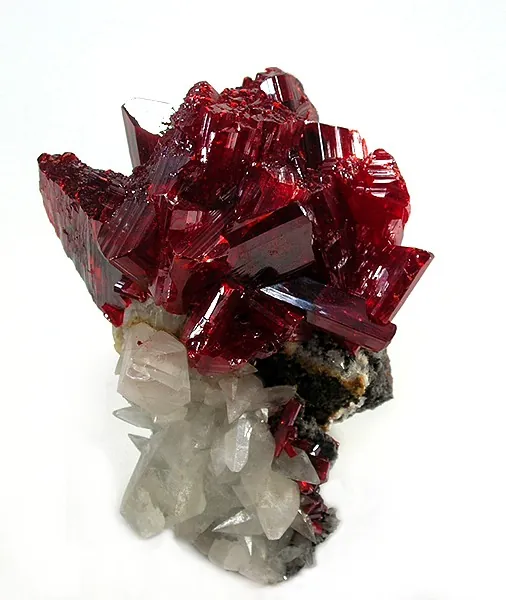 Réalgar (As₄S₄) : minéral de la famille « sulfures et sulfosels », système monoclinique, dureté 1,5 à 2 (Mohs), couleurs : rouge, rouge orangé