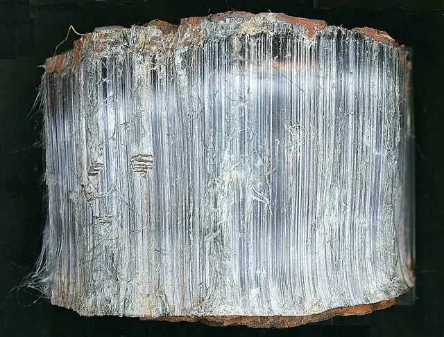 Riébeckite (Na₂(Fe²⁺₃Fe³⁺₂)Si₈O₂₂(OH)₂) : minéral de la famille « silicates (inosilicates) », système monoclinique, dureté 5 à 6 (Mohs), couleurs : bleu noir, bleu