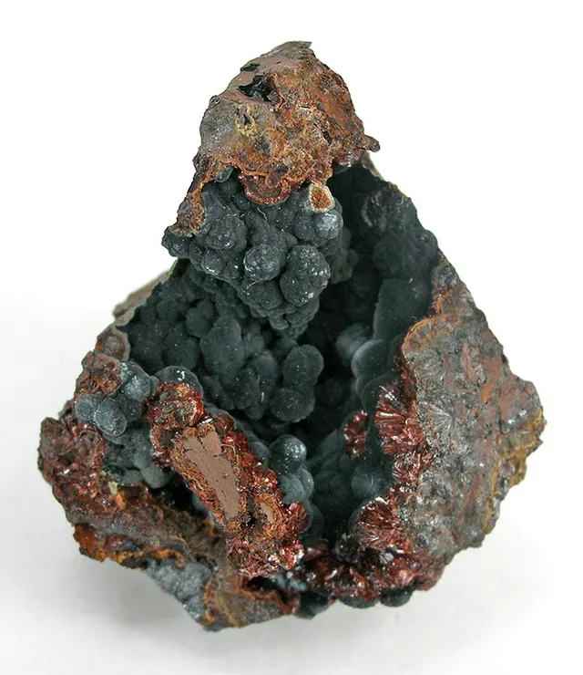Rockbridgéite (Fe²⁺Fe³⁺₄(PO₄)₃(OH)₅) : minéral de la famille « phosphates, arséniates et vanadates », système orthorhombique, dureté 4,5 (Mohs), couleurs : vert foncé, brun noir
