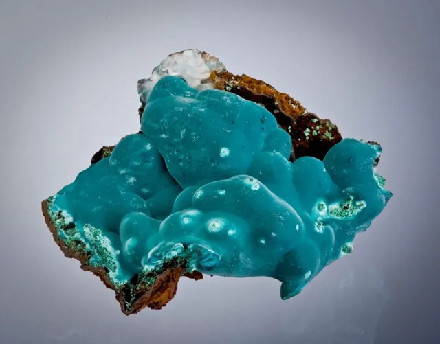Rosasite ((Cu,Zn)₂CO₃(OH)₂) : minéral de la famille « carbonates », système monoclinique, dureté 4 (Mohs), couleurs : bleu vert, vert