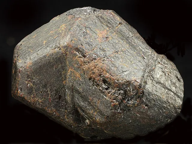 Rutile (TiO₂) : minéral de la famille « oxydes et hydroxydes », système quadratique, dureté 6 à 6,5 (Mohs), couleurs : rouge, brun rouge, jaune doré, noir