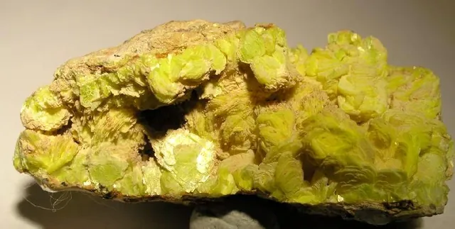 Sabugalite (HAl(UO₂)₄(PO₄)₄·16H₂O) : minéral de la famille « phosphates, arséniates et vanadates », système monoclinique, dureté 2,5 (Mohs), couleurs : jaune vif, jaune citron
