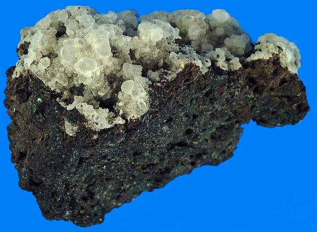 Sel ammoniac (NH₄Cl) : minéral de la famille « halogénures », système cubique, dureté 1,5 à 2 (Mohs), couleurs : blanc, incolore, jaune