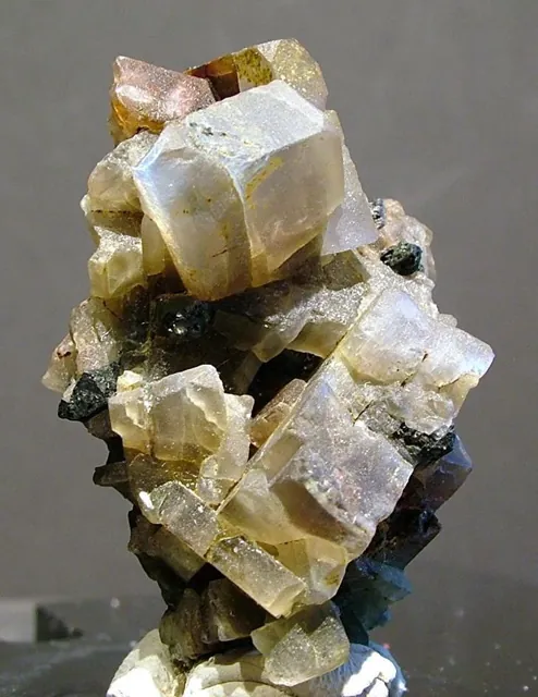 Sanidine ((K,Na)AlSi₃O₈) : minéral de la famille « silicates (tectosilicates) », système monoclinique, dureté 6 (Mohs), couleurs : incolore, blanc, gris