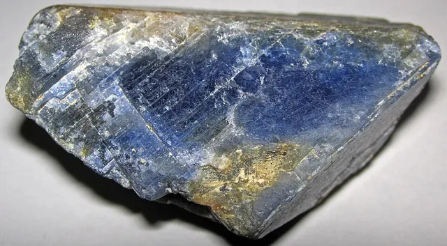 Saphir (Al₂O₃) : minéral de la famille « oxydes et hydroxydes », système trigonal, dureté 9 (Mohs)