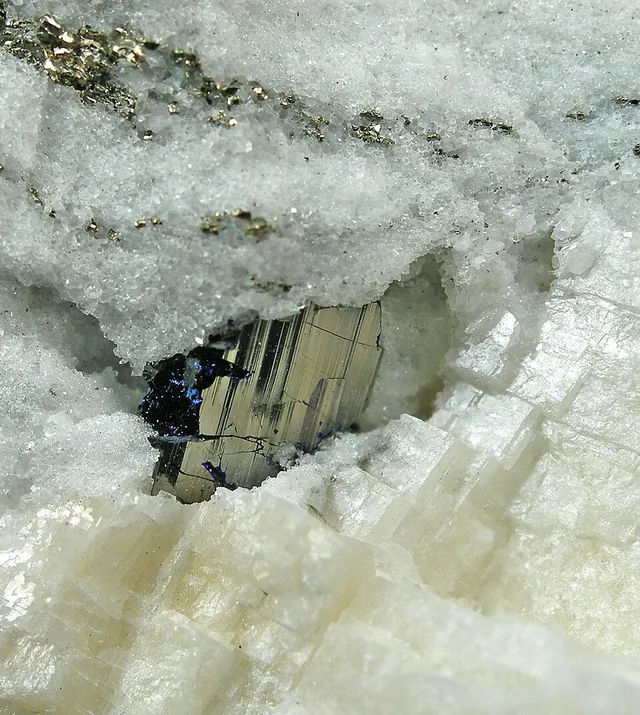 Sartorite (PbAs₂S₄) : minéral de la famille « sulfures et sulfosels », système monoclinique, dureté 3 (Mohs), couleurs : gris plomb