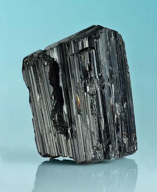 Schorl (NaFe₃Al₆(Si₆O₁₈)(BO₃)₃(OH)₃(OH)) : minéral de la famille « silicates (cyclosilicates) », système trigonal, dureté 7 (Mohs), couleurs : noir