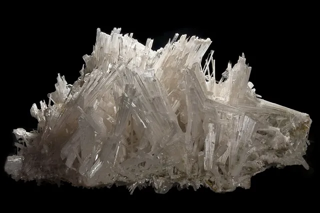 Scolécite (CaAl₂Si₃O₁₀·3H₂O) : minéral de la famille « silicates (tectosilicates) », système monoclinique, dureté 5 à 5,5 (Mohs), couleurs : incolore, blanc