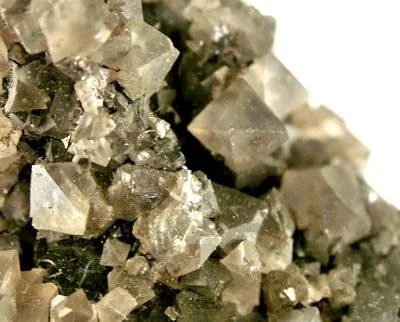 Sénarmontite (Sb₂O₃) : minéral de la famille « oxydes et hydroxydes », système cubique, dureté 2 à 2,5 (Mohs), couleurs : incolore, blanc, gris