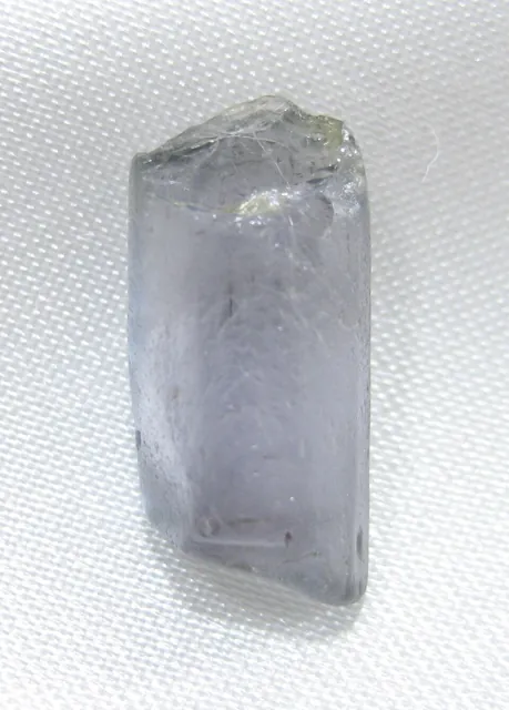 Sillimanite (Al₂SiO₅) : minéral de la famille « silicates (nésosilicates) », système orthorhombique, dureté 6,5 à 7,5 (Mohs), couleurs : blanc, gris, brun, vert pâle