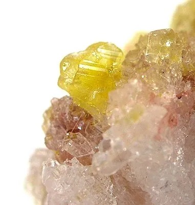 Sklodowskite (Mg(UO₂)₂(SiO₃OH)₂·6H₂O) : minéral de la famille « silicates (nésosilicates) », système monoclinique, dureté 2 à 3 (Mohs), couleurs : jaune citron, jaune paille