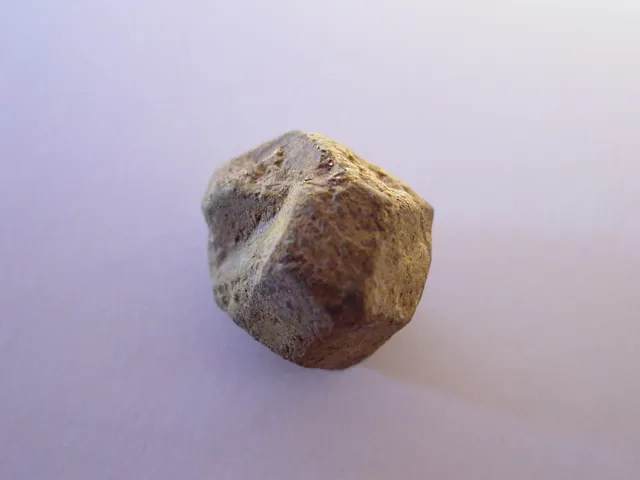Spessartine (Mn₃Al₂(SiO₄)₃) : minéral de la famille « silicates (nésosilicates) », système cubique, dureté 6,5 à 7,5 (Mohs), couleurs : orange, rouge brun, jaune orangé