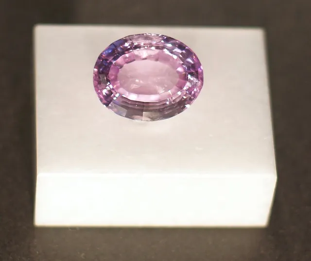 Spodumène (LiAlSi₂O₆) : minéral de la famille « silicates (inosilicates) », système monoclinique, dureté 6,5 à 7 (Mohs), couleurs : incolore, gris, rose lilas (kunzite), vert (hiddénite), jaune