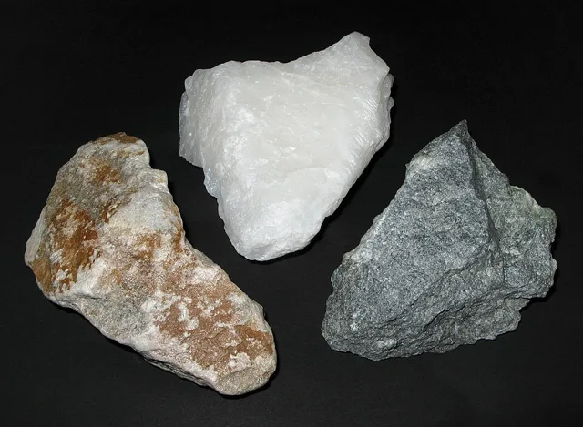 Stéatite (Mg₃Si₄O₁₀(OH)₂) : minéral de la famille « silicates (phyllosilicates) », système monoclinique, dureté 1 à 2,5 (Mohs), couleurs : gris, vert pâle, blanc, beige