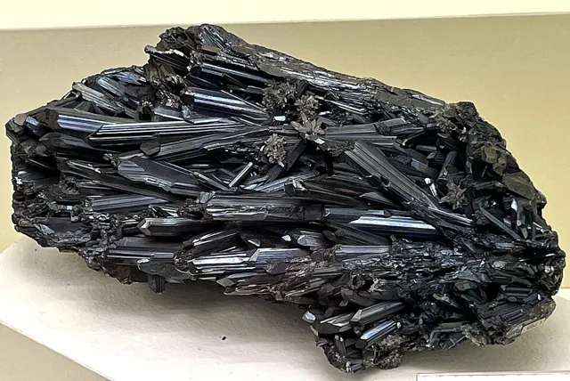 Stibine (Sb₂S₃) : minéral de la famille « sulfures et sulfosels », système orthorhombique, dureté 2 (Mohs), couleurs : gris plomb, ternissure noire irisée