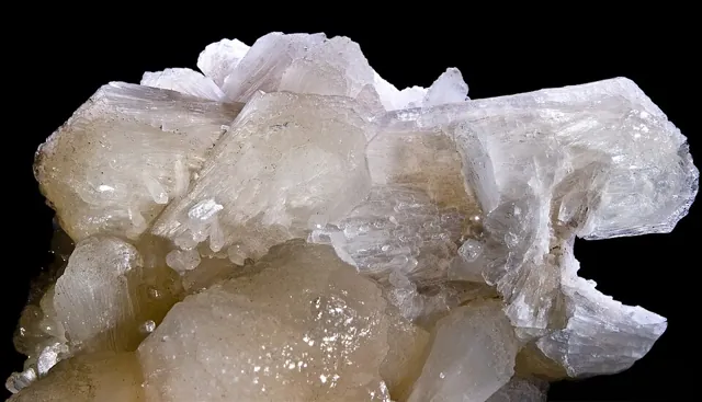 Stilbite (NaCa₄(Al₉Si₂₇O₇₂)·28H₂O) : minéral de la famille « silicates (tectosilicates) », système monoclinique, dureté 3,5 à 4 (Mohs), couleurs : blanc, rose saumon, crème, orangé