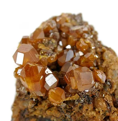 Stolzite (PbWO₄) : minéral de la famille « sulfates, chromates, molybdates et tungstates », système quadratique, dureté 2,5 à 3 (Mohs), couleurs : jaune, brun, gris, rouge