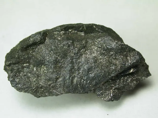 Stromeyerite (AgCuS) : minéral de la famille « sulfures et sulfosels », système orthorhombique, dureté 2,5 à 3 (Mohs), couleurs : gris acier, bleu