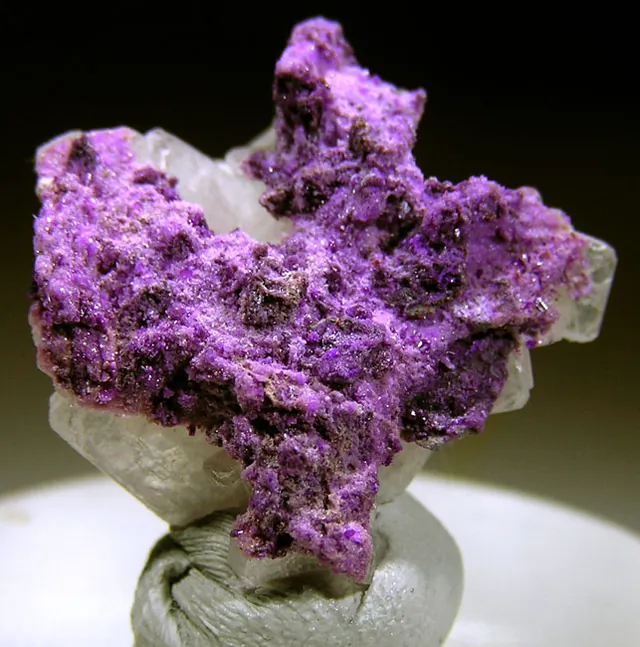 Sugilite (KNa₂(Fe,Mn,Al)₂Li₃Si₁₂O₃₀) : minéral de la famille « silicates (cyclosilicates) », système hexagonal, dureté 5,5 à 6,5 (Mohs), couleurs : violet, pourpre, rose violacé
