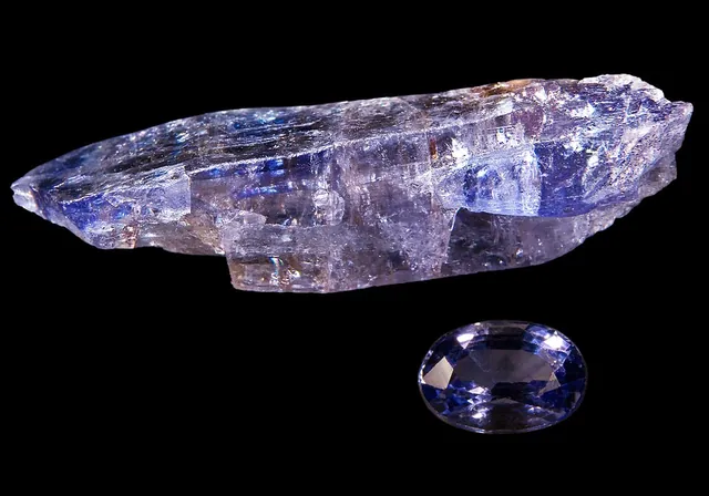 Tanzanite (Ca₂Al₃(SiO₄)(Si₂O₇)O(OH)) : minéral de la famille « silicates (sorosilicates) », système orthorhombique, dureté 6 à 7 (Mohs), couleurs : bleu violet, violet, brun (non chauffée)