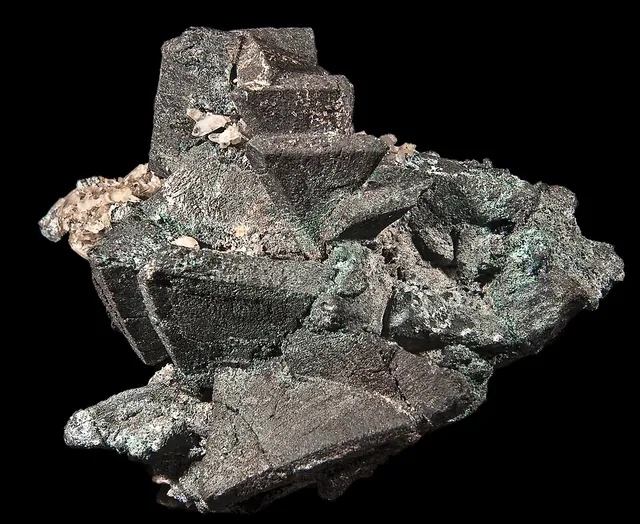 Tennantite (Cu₁₂As₄S₁₃) : minéral de la famille « sulfures et sulfosels », système cubique, dureté 3 à 4,5 (Mohs), couleurs : gris acier, noir