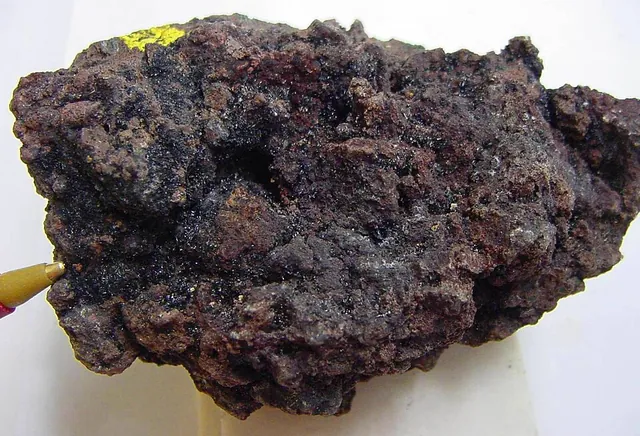 Ténorite (CuO) : minéral de la famille « oxydes et hydroxydes », système monoclinique, dureté 3,5 à 4 (Mohs), couleurs : noir, gris acier