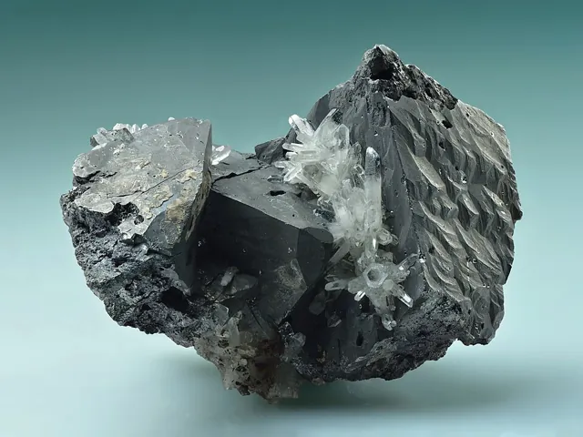 Tétraédrite (Cu₆(Cu₄X₂)Sb₄S₁₃ (X = Fe, Zn…)) : minéral de la famille « sulfures et sulfosels », système cubique, dureté 3,5 à 4 (Mohs), couleurs : gris acier à noir