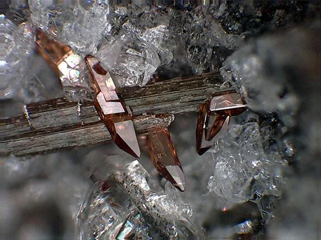 Titanite (CaTiSiO₅) : minéral de la famille « silicates (nésosilicates) », système monoclinique, dureté 5 à 5,5 (Mohs), couleurs : jaune, vert, brun, noir