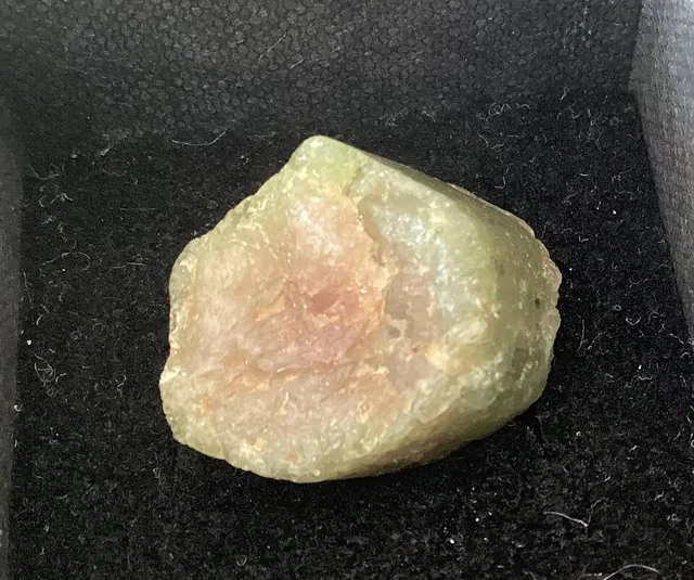 Tourmaline melon d'eau (Na(Li,Al)₃Al₆(BO₃)₃Si₆O₁₈(OH)₄) : minéral de la famille « silicates (cyclosilicates) », système trigonal, dureté 7 à 7,5 (Mohs), couleurs : rose au cœur, vert en bordure