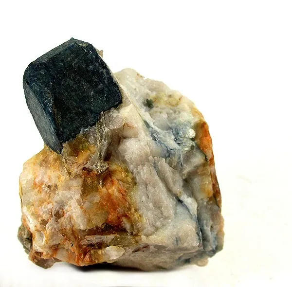 Triphylite (LiFePO₄) : minéral de la famille « phosphates, arséniates et vanadates », système orthorhombique, dureté 4 à 5 (Mohs), couleurs : gris bleu, gris vert