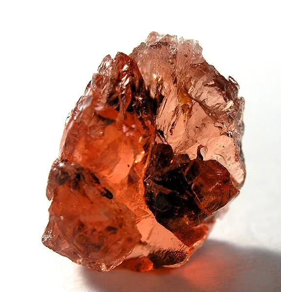 Triplite ((Mn,Fe)₂PO₄F) : minéral de la famille « phosphates, arséniates et vanadates », système monoclinique, dureté 5 à 5,5 (Mohs), couleurs : brun rouge, brun noir, rose saumon