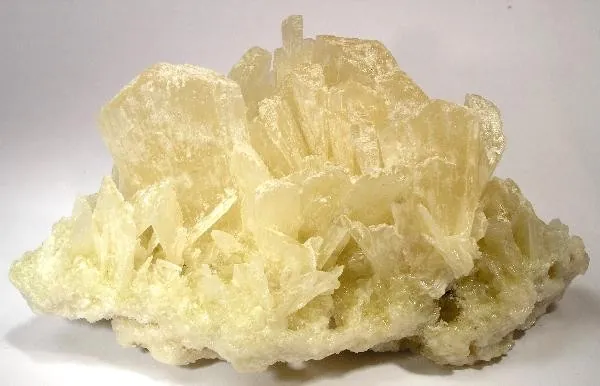 Trona (Na₃H(CO₃)₂·2H₂O) : minéral de la famille « carbonates », système monoclinique, dureté 2,5 à 3 (Mohs), couleurs : incolore, gris, jaune