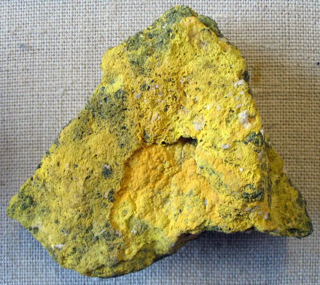 Tungstite (WO₃·H₂O) : minéral de la famille « oxydes et hydroxydes », système orthorhombique, dureté 2,5 (Mohs), couleurs : jaune, jaune verdâtre