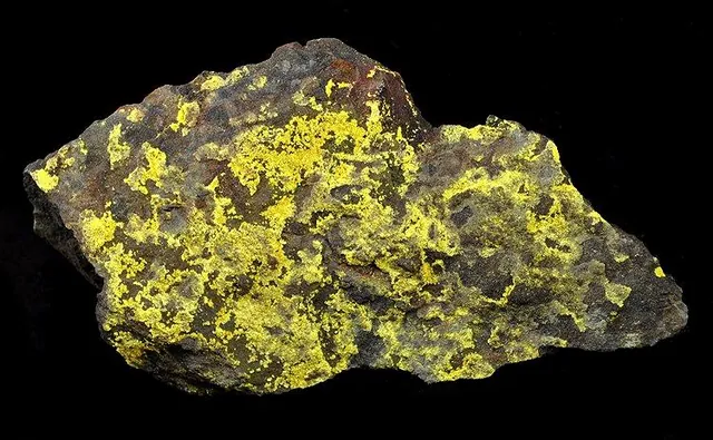 Tyuyamunite (Ca(UO₂)₂(VO₄)₂·5-8H₂O) : minéral de la famille « phosphates, arséniates et vanadates », système orthorhombique, dureté 2 (Mohs), couleurs : jaune canari, jaune vert