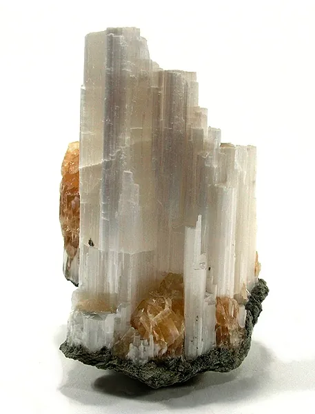 Ulexite (NaCaB₅O₆(OH)₆·5H₂O) : minéral de la famille « borates », système triclinique, dureté 2,5 (Mohs), couleurs : blanc, incolore