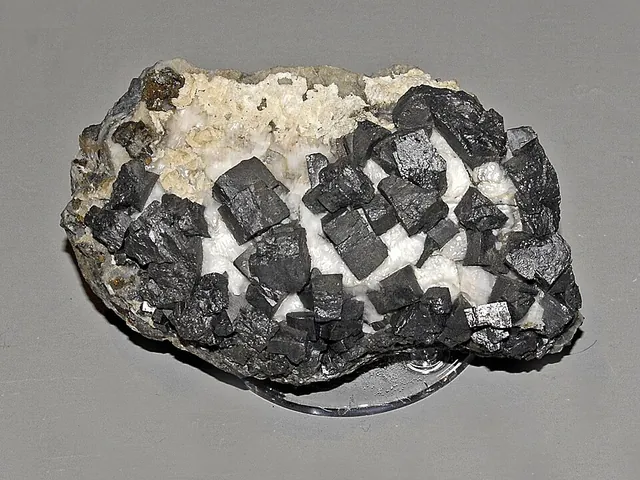 Ullmannite (NiSbS) : minéral de la famille « sulfures et sulfosels », système cubique, dureté 5 à 5,5 (Mohs), couleurs : gris acier, argenté