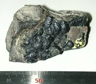 Uraninite (UO₂) : minéral de la famille « oxydes et hydroxydes », système cubique, dureté 5 à 6 (Mohs), couleurs : noir, noir brunâtre