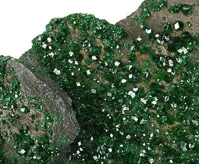 Uvarovite (Ca₃Cr₂(SiO₄)₃) : minéral de la famille « silicates (nésosilicates) », système cubique, dureté 6,5 à 7,5 (Mohs), couleurs : vert émeraude