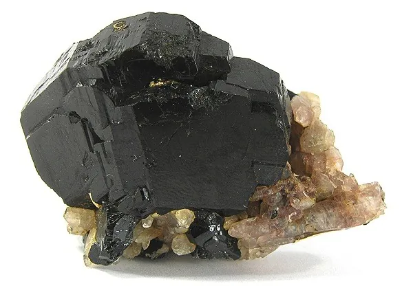Uvite (CaMg₃(Al₅Mg)(BO₃)₃Si₆O₁₈(OH)₃(OH)) : minéral de la famille « silicates (cyclosilicates) », système trigonal, dureté 7 à 7,5 (Mohs), couleurs : brun, vert foncé, noir