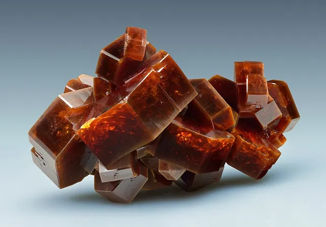 Vanadinite (Pb₅(VO₄)₃Cl) : minéral de la famille « phosphates, arséniates et vanadates », système hexagonal, dureté 2,5 à 3 (Mohs), couleurs : rouge orangé, brun rouge, jaune