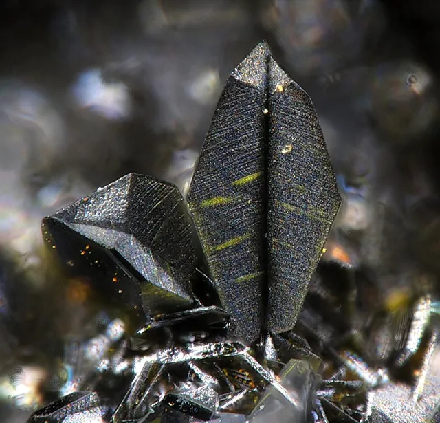 Vauquelinite (Pb₂Cu(CrO₄)(PO₄)(OH)) : minéral de la famille « sulfates, chromates, molybdates et tungstates », système monoclinique, dureté 2,5 à 3 (Mohs), couleurs : vert olive, brun vert