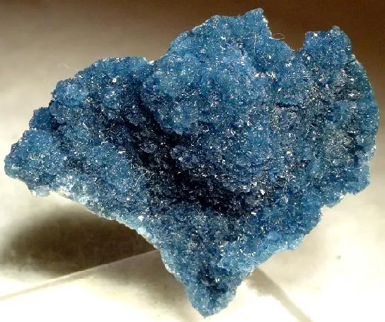 Vauxite (FeAl₂(PO₄)₂(OH)₂·6H₂O) : minéral de la famille « phosphates, arséniates et vanadates », système triclinique, dureté 3 (Mohs), couleurs : bleu, bleu vert