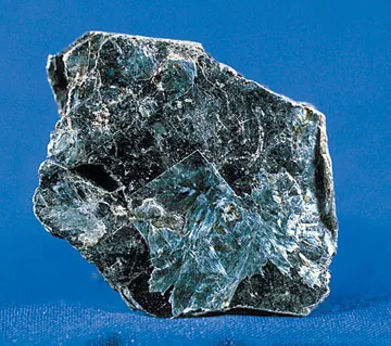 Vermiculite ((Mg,Fe)₃[(Al,Si)₄O₁₀](OH)₂·4H₂O) : minéral de la famille « silicates (phyllosilicates) », système monoclinique, dureté 1,5 (Mohs), couleurs : brun, jaune, vert